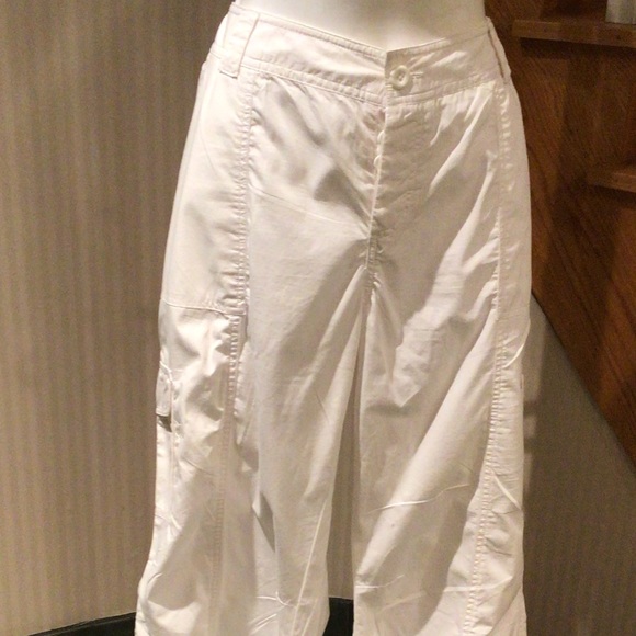 ⬇️Price Dropped ⬇️NWT white cargo capris - Picture 1 of 8